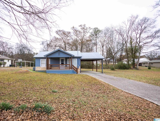 view of front of home featuring a porch, a carport, and a front lawn