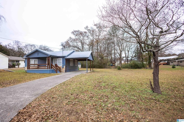 view of front of home with a front lawn, a porch, and a carport