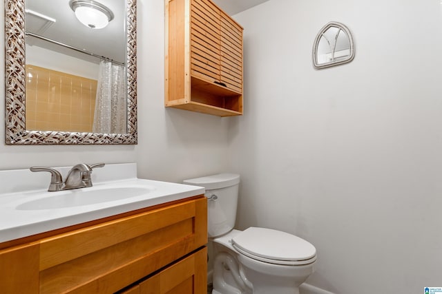 bathroom with a shower with curtain, vanity, and toilet