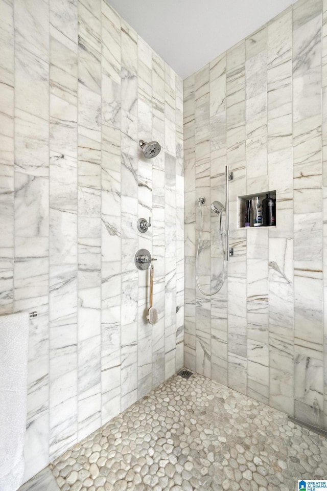 bathroom featuring a tile shower