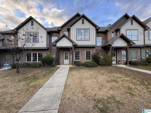 view of front of property featuring a front yard