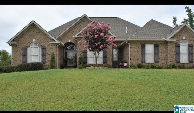 view of front facade featuring a front yard