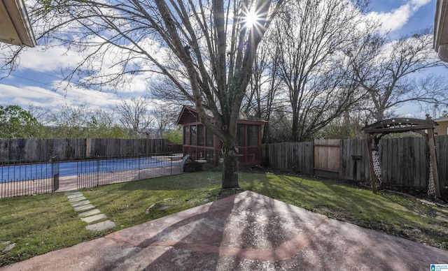 view of yard with a covered pool