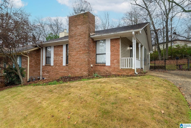 view of front of property featuring a front lawn and covered porch