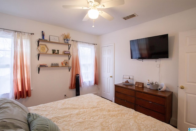 bedroom with ceiling fan