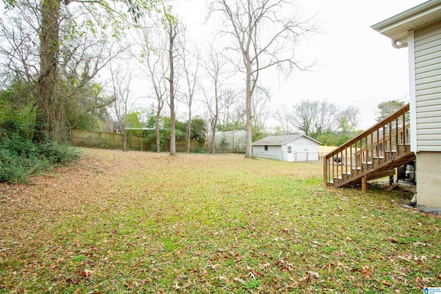 view of yard with an outbuilding