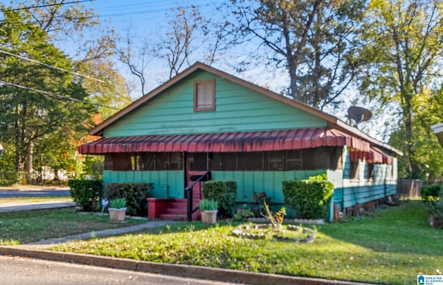 view of front of house with a front yard