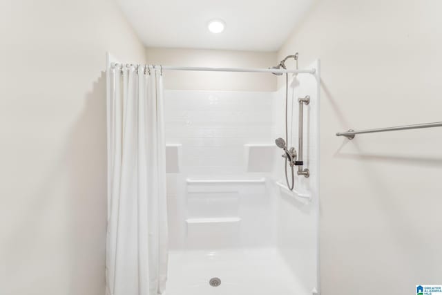 bathroom featuring a shower with shower curtain