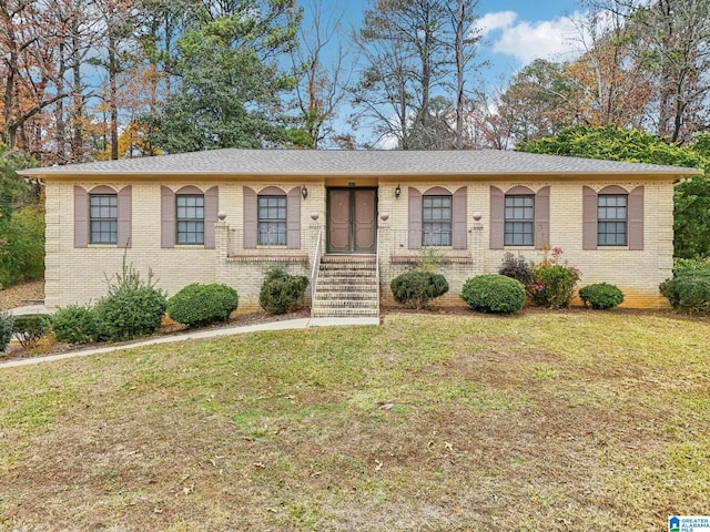 ranch-style home featuring a front lawn