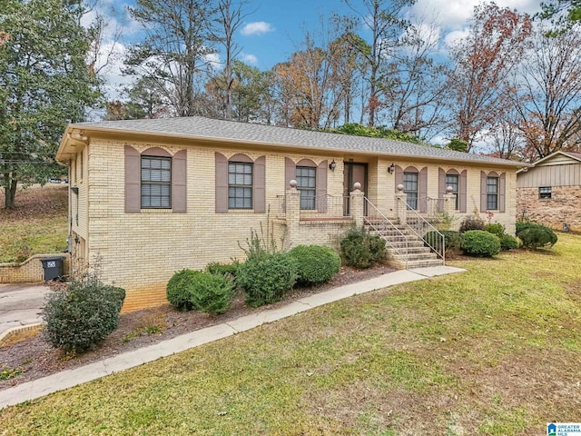 view of front of house featuring a front yard