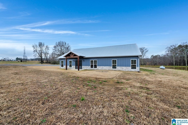 view of front of property with a front yard