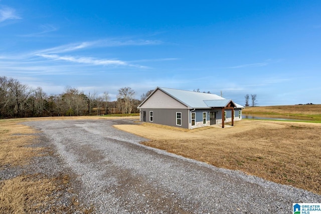 view of front of home featuring a front yard