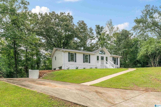 view of front of property featuring a front yard