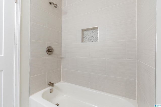 bathroom with tiled shower / bath