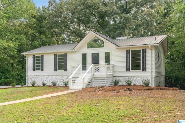 view of front of property featuring a front yard