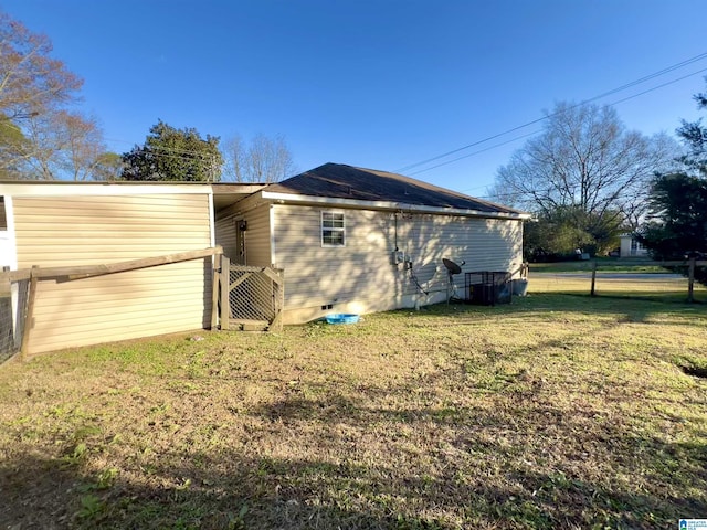 view of side of property featuring a yard