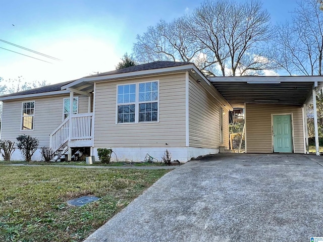 view of front of home featuring a carport and a front yard