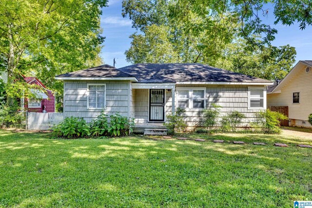 view of front of house featuring a front lawn