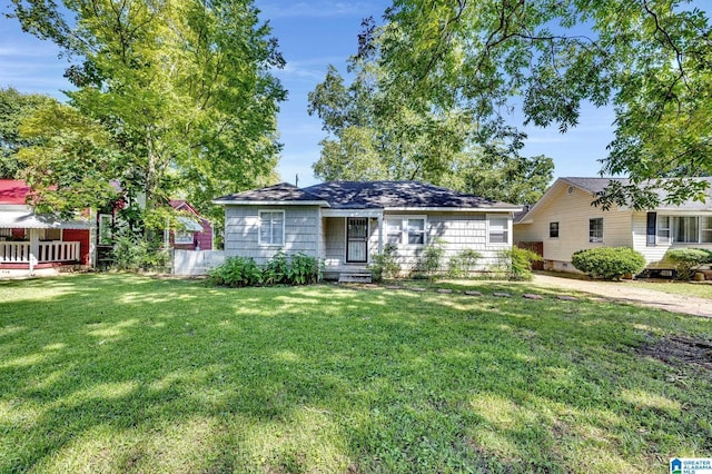 view of front facade with a front yard