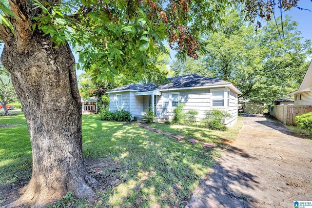 view of front of house with a front lawn