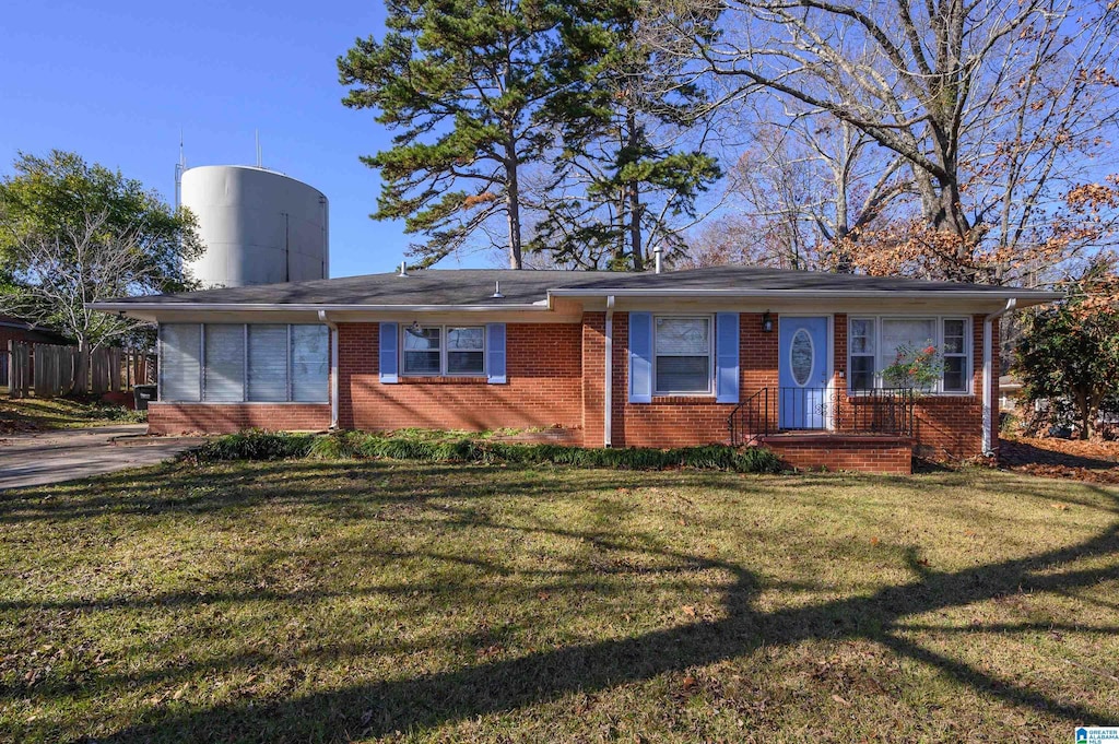 ranch-style home with a front yard