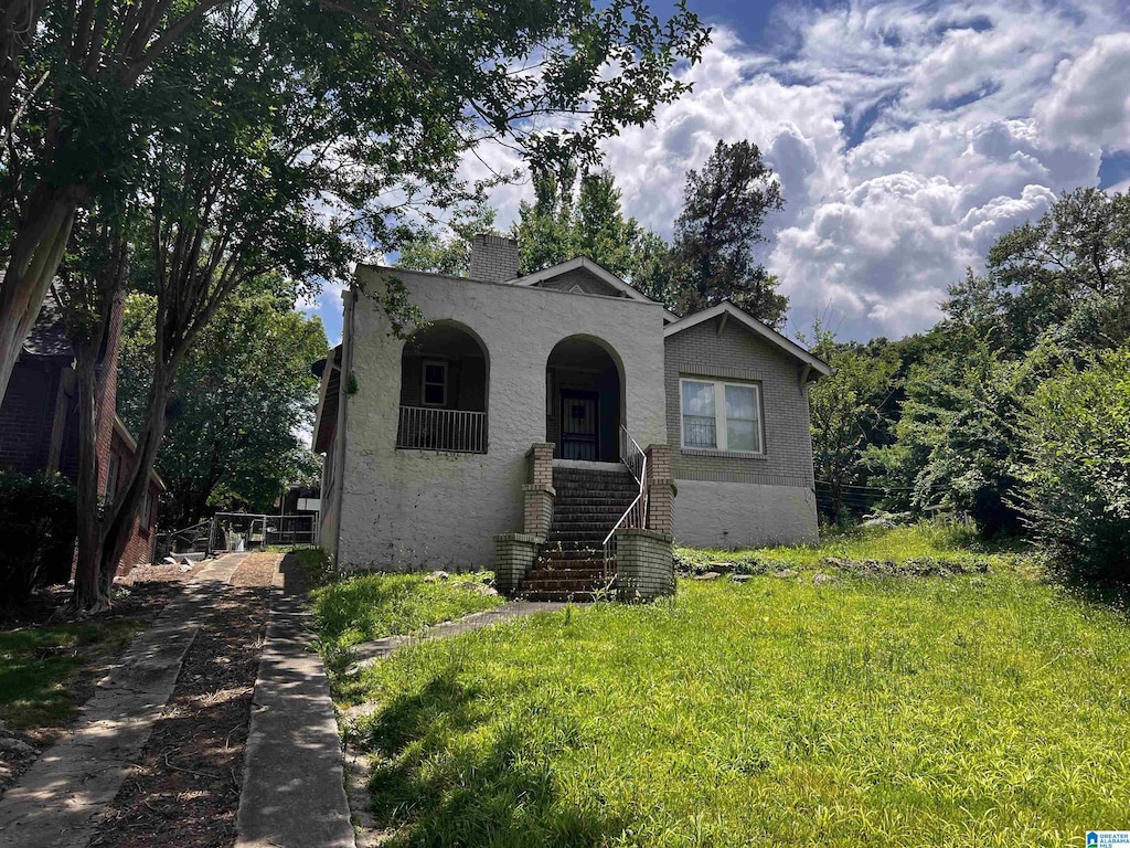 view of front facade with a front lawn