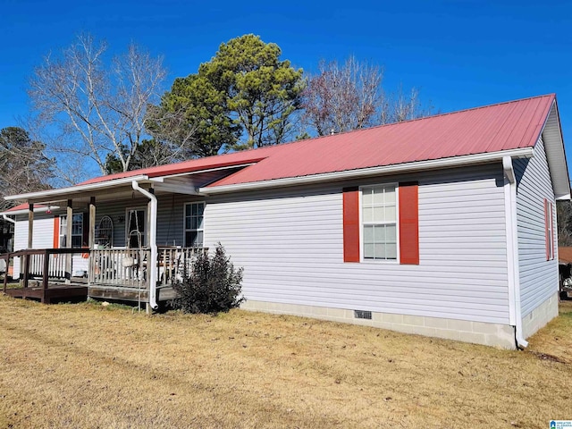 view of front of property with covered porch and a front lawn