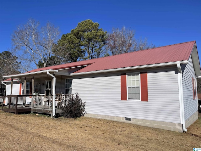 manufactured / mobile home featuring covered porch and a front lawn