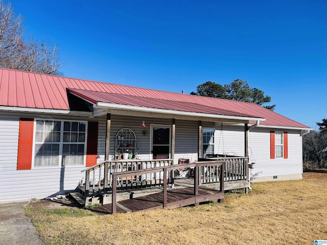 view of front of home featuring a porch and a front yard