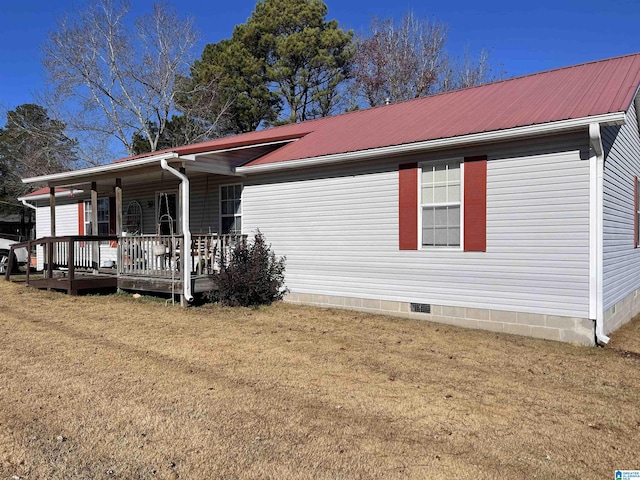 manufactured / mobile home featuring a front yard and a porch