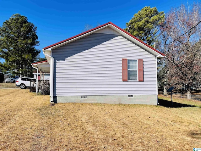 view of side of property featuring a lawn