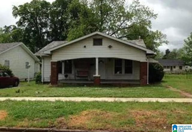 view of front of property with a front lawn