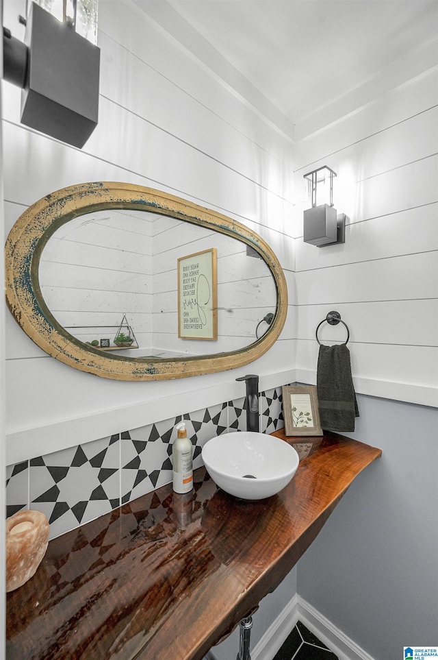 bathroom featuring tasteful backsplash and sink