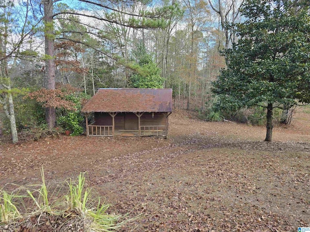 view of yard featuring an outbuilding