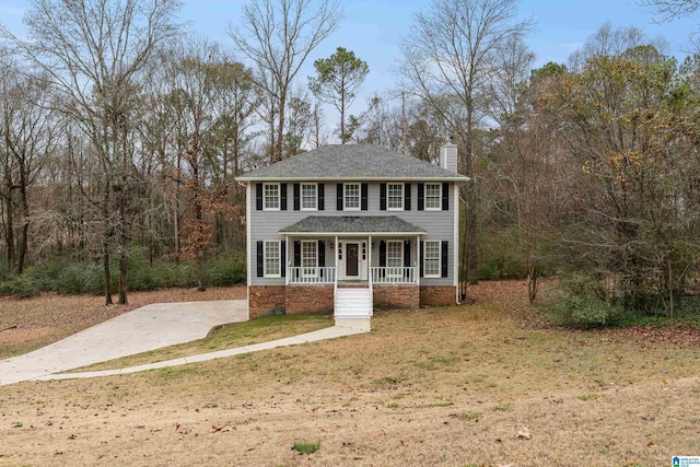 view of front facade featuring covered porch and a front lawn