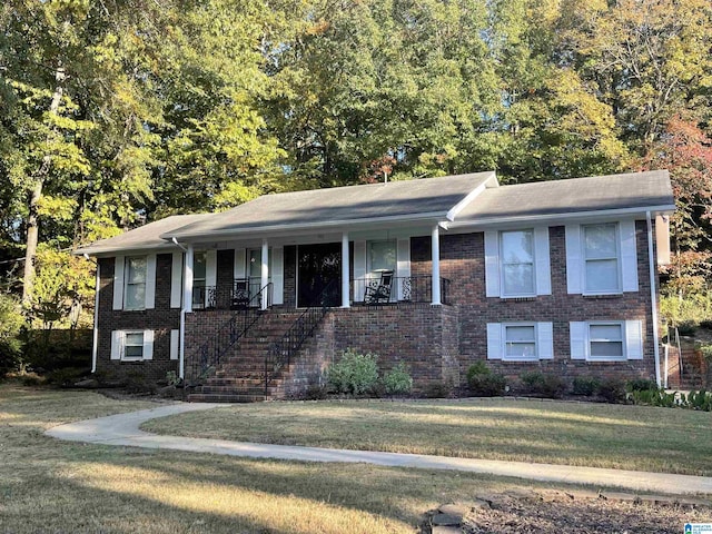 view of front of property featuring covered porch and a front yard