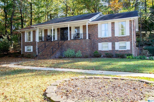 view of front of home featuring a porch and a front lawn