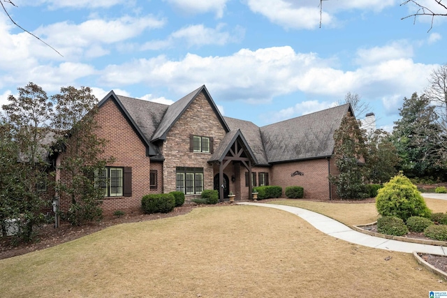 view of front facade featuring a front lawn