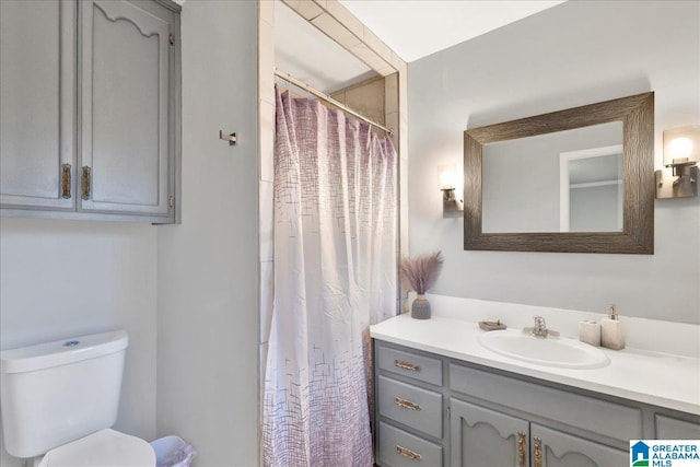 bathroom with a shower with shower curtain, vanity, and toilet