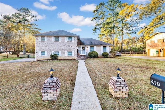 view of front of property featuring a front yard