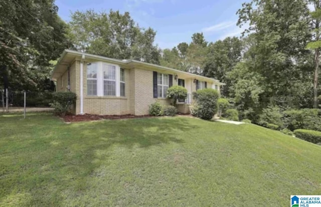 view of front facade with a front yard