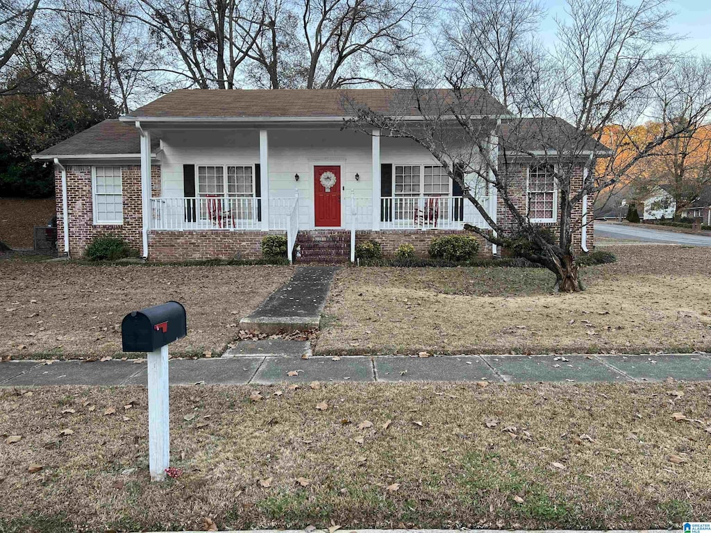 view of front of home featuring a porch and a front lawn