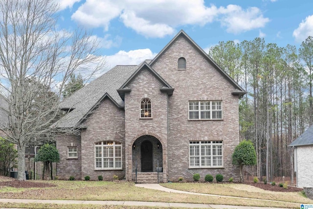 view of front of house with a front lawn