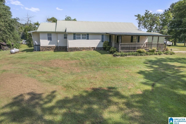 ranch-style home featuring a front lawn and covered porch