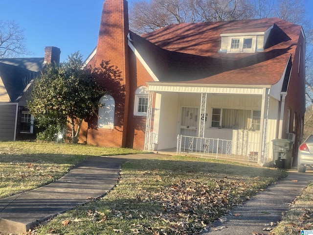 view of front of home featuring a porch and a front lawn