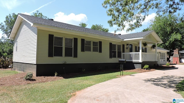 view of front of property with a front lawn and covered porch