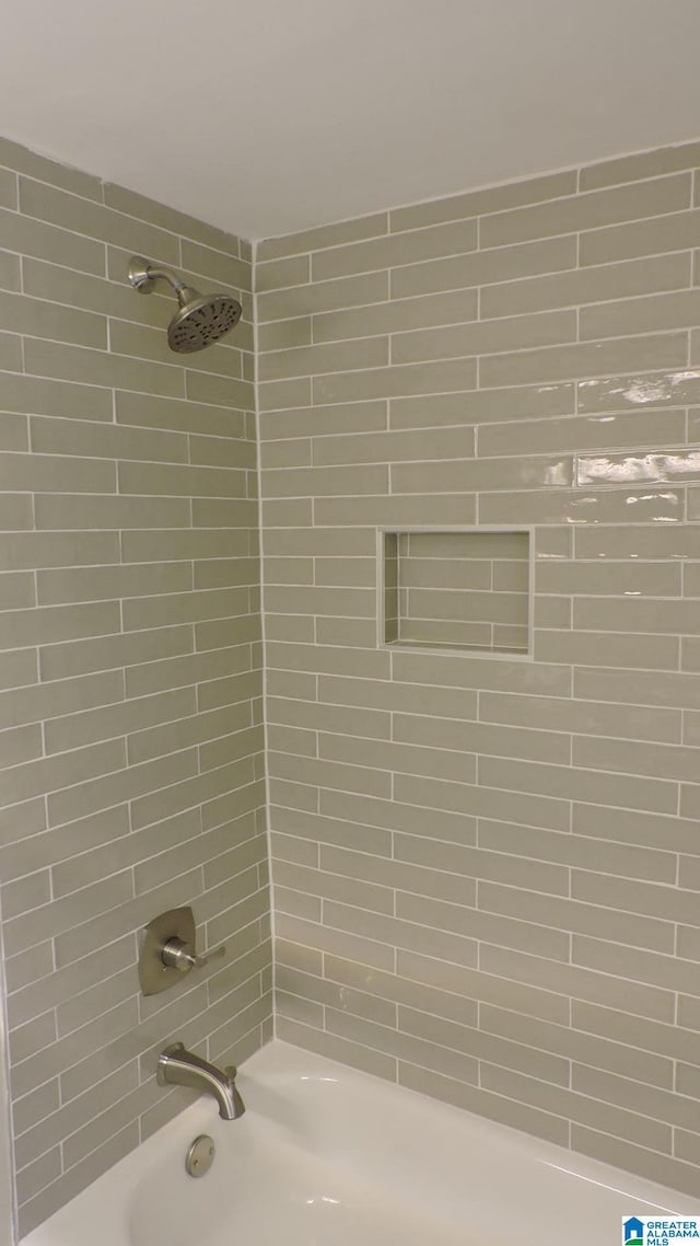 bathroom with tiled shower / bath