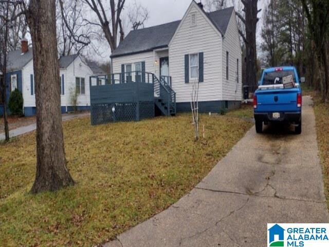 view of front of house with a front yard