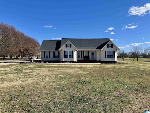 view of front facade featuring a front yard