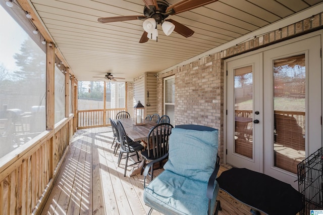 sunroom with ceiling fan